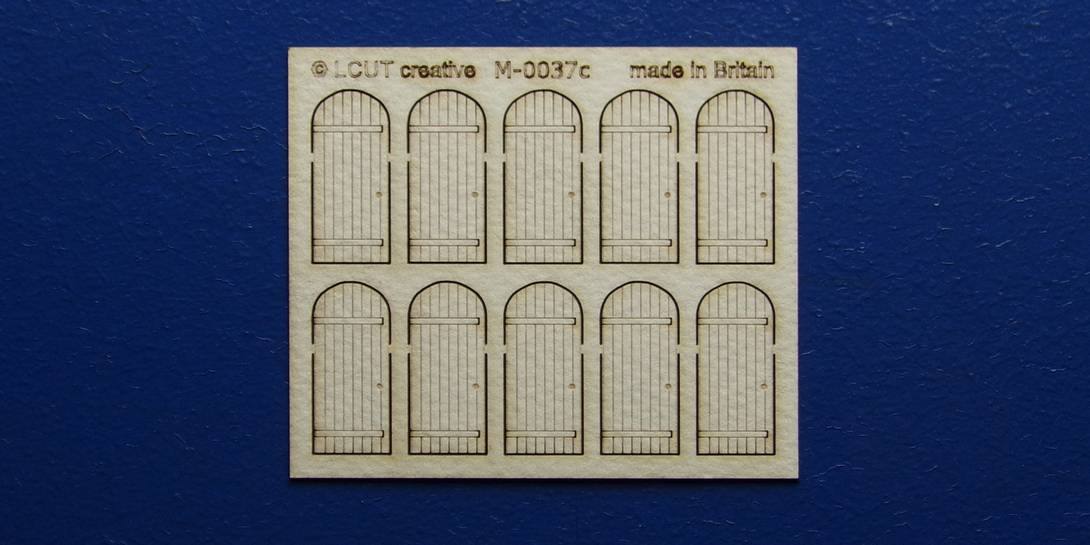 M 00-37c OO gauge kit of 10 single industrial doors with round top Kit of 10 single industrial doors with round top.

